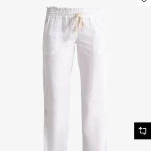 Vita Roxy linnebyxor - Snygga linnebyxor från Roxy, dom är nerlagda längst ner💕💕