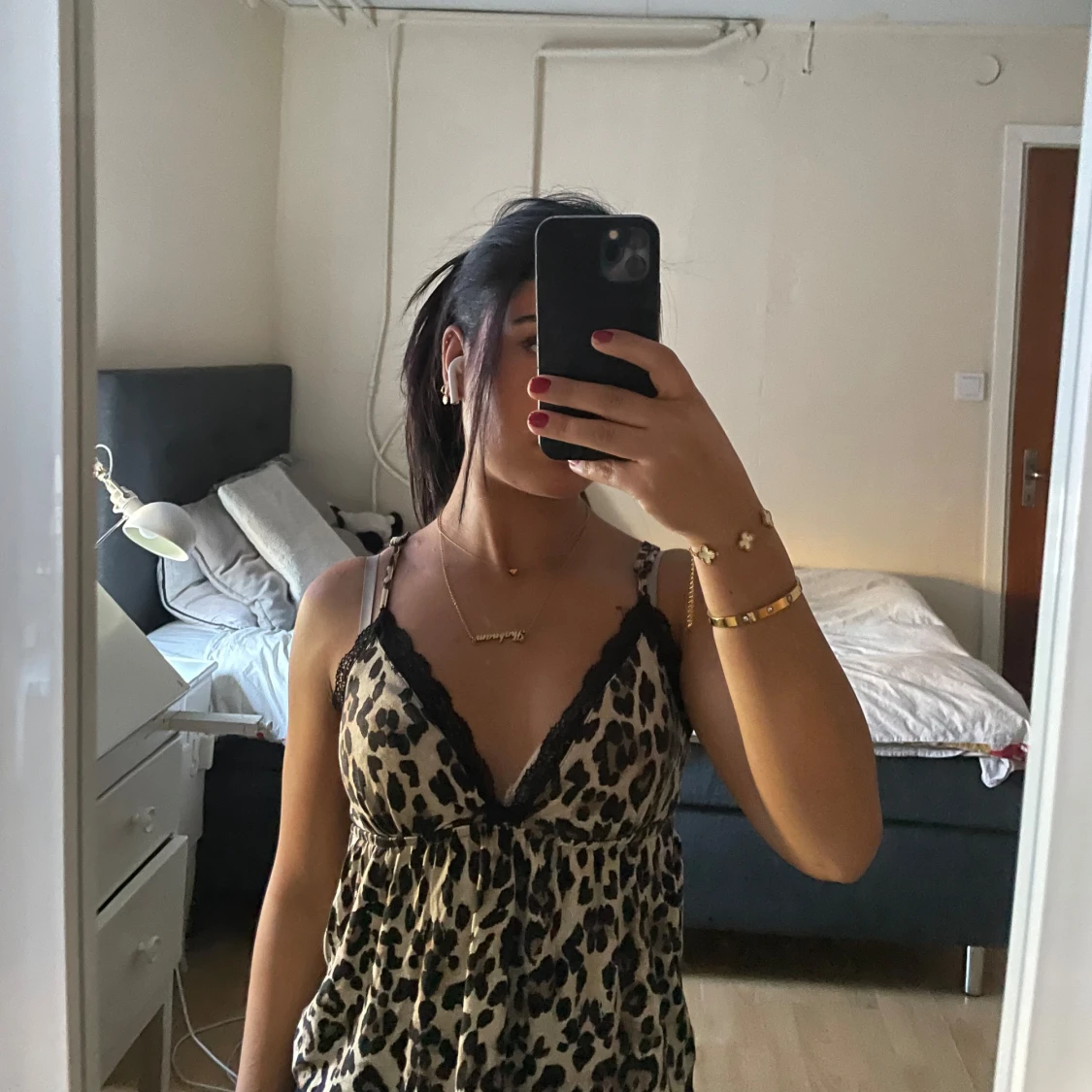 Leopardmönstrad linne med spetsdetaljer