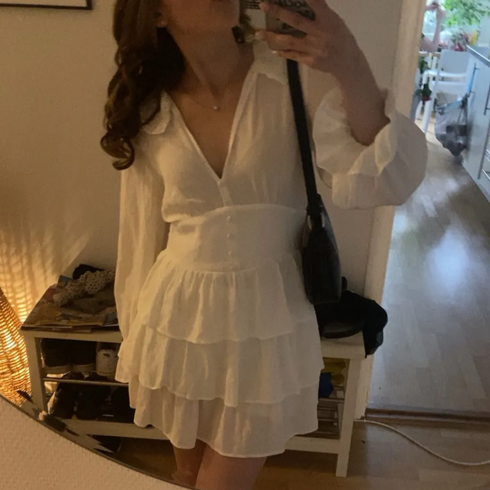 säljer min superfina studentklänning från zara som inte säljs längre! endast använd en gång så i nästintill oanvänt skick! bara att skriva vid frågor eller om fler bilder🌸kan också funka som midsommarklänning exempelvis:) är stretchig så kan funka från xs-m.. Mekot.