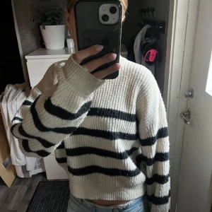 Randig stickad tröja från NLY Trend - Säljer en mysig stickad tröja från NLY Trend i storlek XXS. Tröjan är vit med svarta horisontella ränder, har en croppad passform och långa ärmar. Perfekt för dig som gillar en chill och trendig look. Ribbad struktur och rund hals. Passar även som xs.
