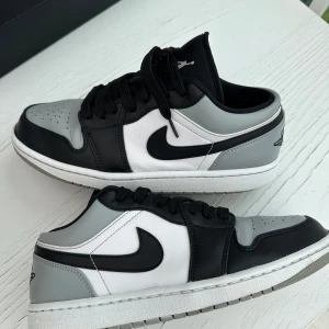 Nike Air Jordan 1 Low Shadow Toe - Nike Air Jordan 1 Low i färgen ’Shadow Toe’.  Storlek 41 använd fåtal gånger. Condition 8,5/10