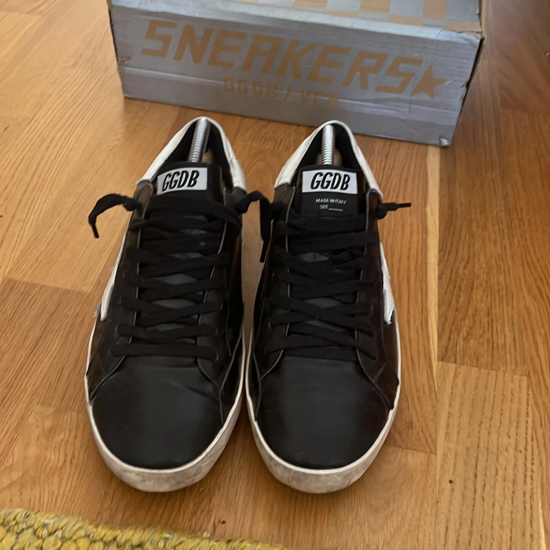 Golden Goose svarta sneakers med vit stjärna - 1