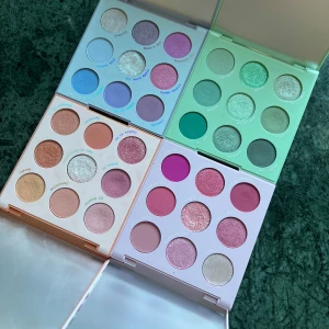 Colourpop ögonskuggspaletter 4-pack - Fyra ögonskuggspaletter från Colourpop: In a Trance, Mint to Be, Miss Bliss och Cloud Spun. Varje palett har 9 skuggor i olika färger och finishes, från pastellblått, mintgrönt och persika till rosa och glitter. Knappt använda, de flesta skuggor enbart swatchade, men samtliga paletter är noga rengjorda och desinficerade efter det. 