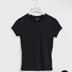 Svart t-shirt från Gina Tricot - Svart basic T-shirt ifrån Gina i storlek S, den är en tajt modell och bara använd ett fåtal gånger💞