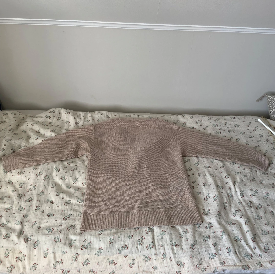 Beige stickad kofta med knappar - 1