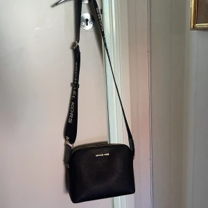 Michael Kors väska  - Jättefin oanvänd väska från Michael Kors med axel band man kan justera 💕
