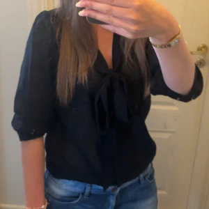 Blus  - Säljer denna snygga blus i storlek xs/s. Säljer då jag har många liksnande. Blusen passar till många outfits, går både att klä upp och ner. Hör av er vid eventuella frågor!🥰
