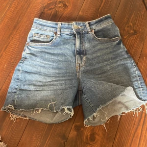 Blå högmidjade jeansshorts H&M - H&M shorts med hög midja! De är i bra skick😜