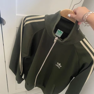 Mörkgrön adidas kofta - Super snygg mörkt grön adidas kofta som passar som en oversize kofta eller som en stor storlek.  Sparsamt använd. 💚