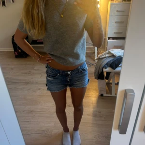 Grå stickad kortärmad tröja🩶 - Säljer en enkel och snygg grå stickad tröja med korta ärmar och rund hals🥰 skriv om ni vill ha mer bilder🩶