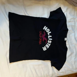 Svart T-shirt från hollister  - Svart T-shirt från hollister