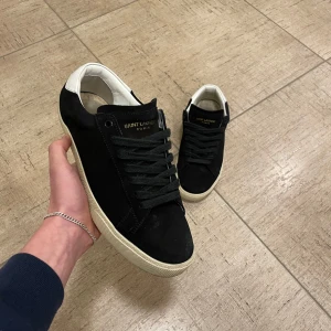 Saint laurent sneakers  - Saint Laurent snekers i extremt bra skick. Storlek 40 1/2 men passar även 41. skorna här inga defekter, lite smuts bara som går att bort. Tyvärr så har jag ingen box, men om ni har några funderingar så finns jag här. Priset kan diskuteras! Jag är också öppen för byten! 