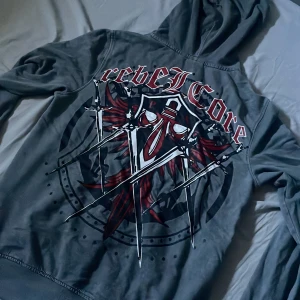 Rebel Core hoodie👀👀 - Nice liten rebel core hoodie ser lowkey ut som lite affliction hållet riktigt king🙏🙏 