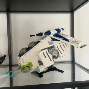 Lego star wars republic gunship MOC - Säljer min Republic gunship MOC, har cirka 1650 delar och har flera funktioner, delar är köpta från bricklink display stand ingår även