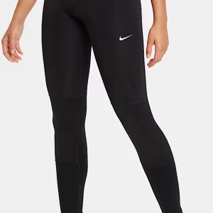 Nike Pro svarta leggings - Nike Pro leggings i svart med vit logga och bred resår med Nike Pro-tryck. Snygg, tight passform som sitter skönt och är perfekt för träning. Materialet är stretchigt syntet som andas och ger bra rörelsefrihet. Stilren design som funkar till gymmet eller sport. Säljer två par i barn storlek L men är som xs/s i dam storlek 