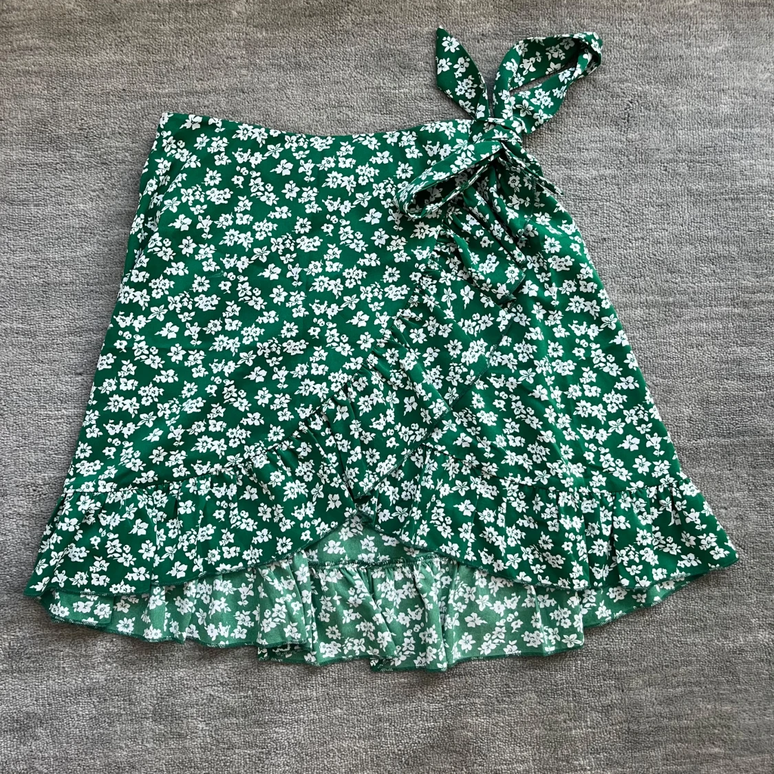 Grön volangkjol med vitt blommönster  - 1