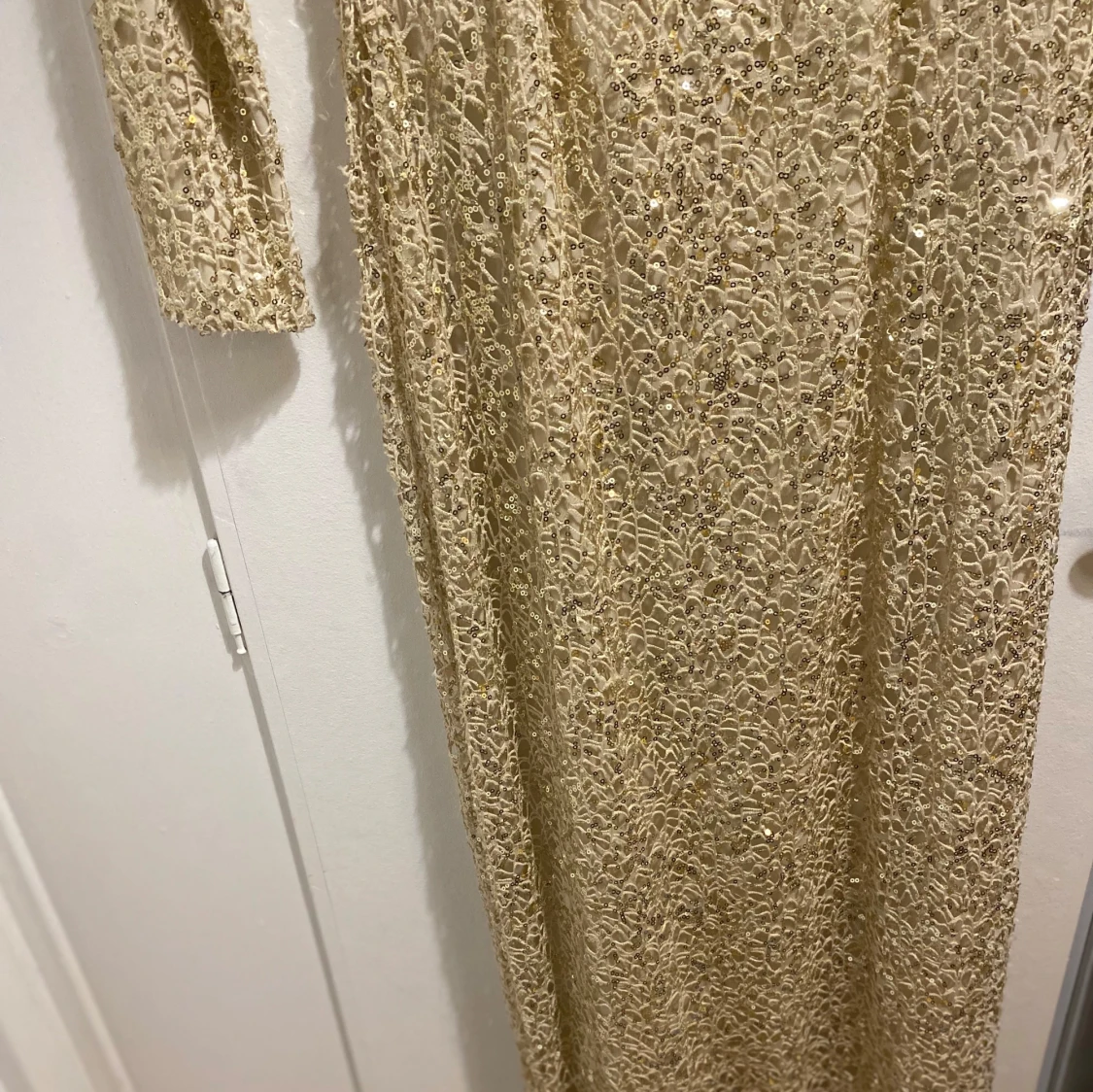 Champagnefärgad långklänning med paljetter - 4