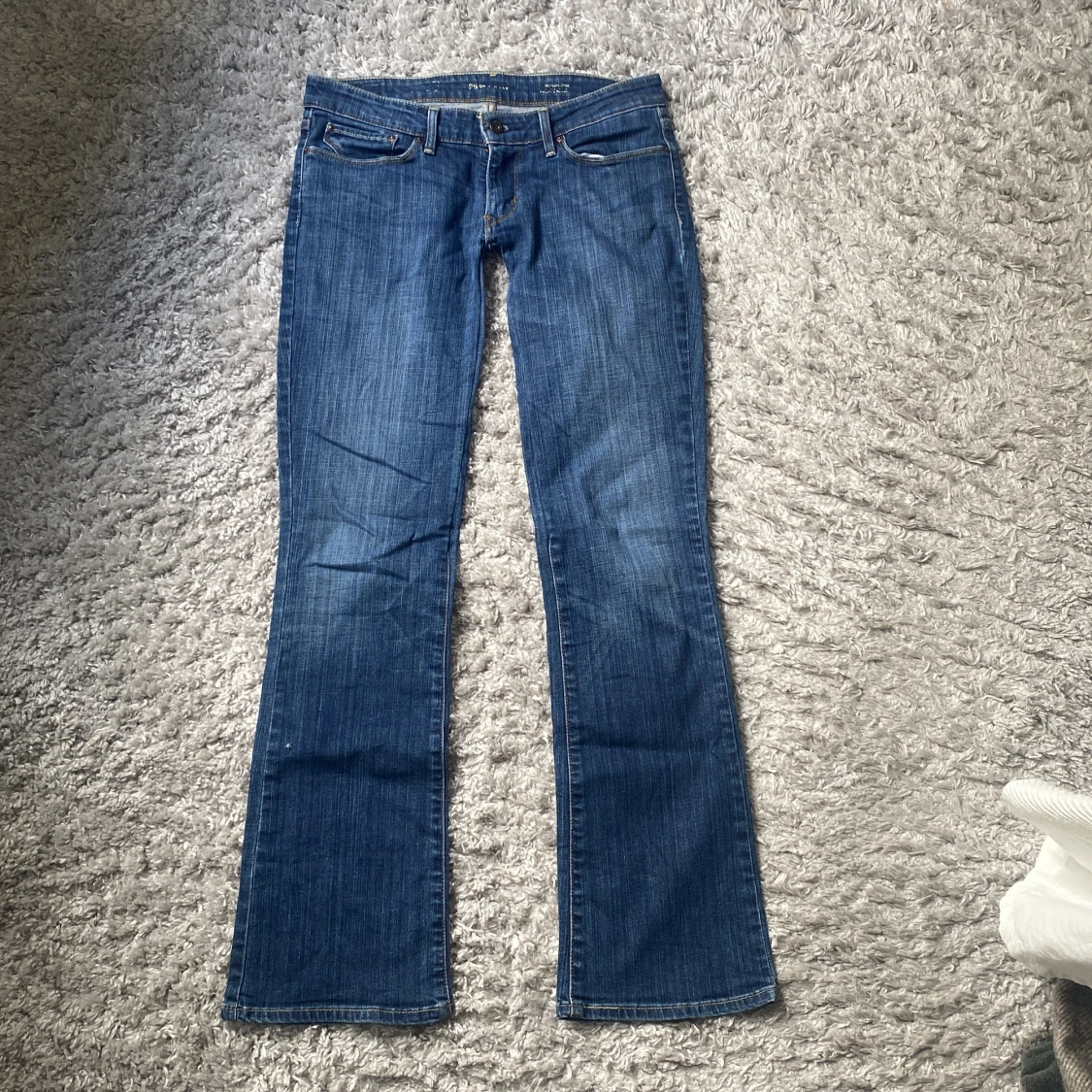 Blå lågmidjase bootcut jeans från Levi's - 3