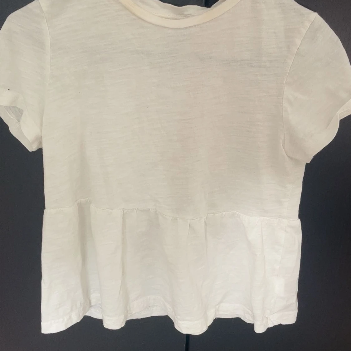 Vit T-shirt med volang - 2