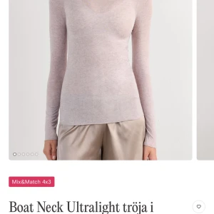 Ljusbeige ultralätt långärmad tröja - Superskön och tunn långärmad tröja i ljusbeige ton med båtringad hals. Sitter tight och har en clean, minimalistisk look som funkar till många olika stilar. Materialet känns mjukt och lätt mot huden, perfekt för layering under höst och vår. fråga bara om ni vill ha privata bilder
