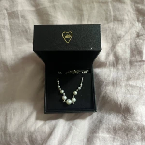 Pärlhalsband från Maria Nilsdotter - Snyggt halsband från Maria Nilsdotter med silverkedja och vita pärlor i olika storlekar. 
