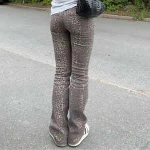 Leopardmönstrade bootcut byxor - Säljer mina leopardbyxor från Nelly, då dem inte kommer till användning ❤️dem är i storlek 36 men sitter som 34❤️