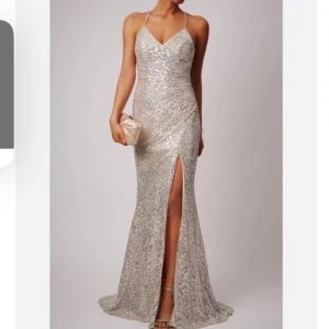 Glittrig balklänning med slits - Lång champagnefärgad paljettklänning i storlek 38. Endast använd en gång. Nypris: 1638 kr.