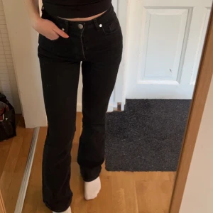 Svarta jeans  - Högmidjade svarta jeans i bra skick, midja 25 och längd 32. Skit snygga men kommer tyvärr inte längre till användning ❤️