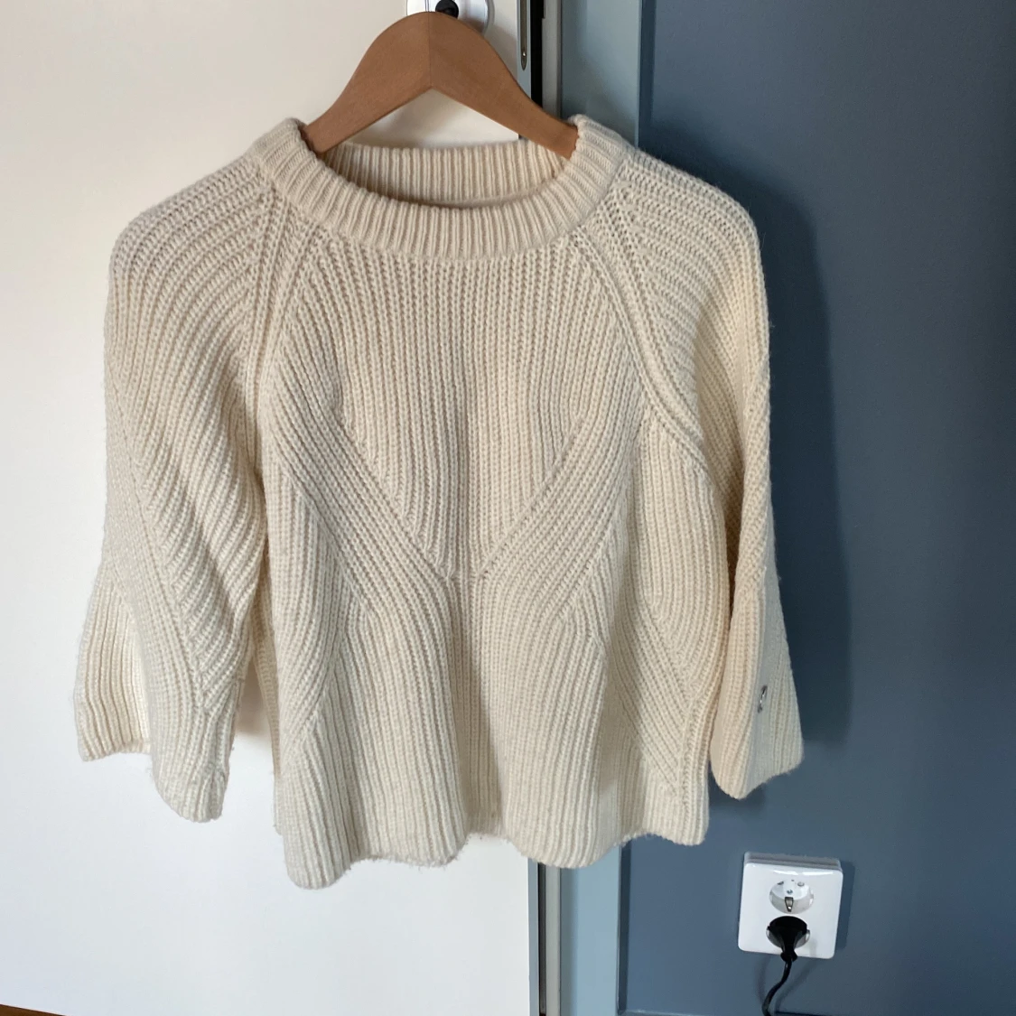 Vit trekvartsärmad stickad tröjan från Stockh Lm