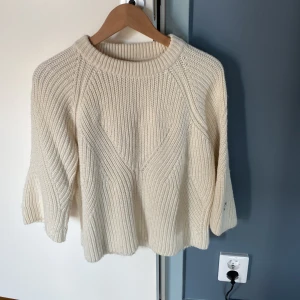 Vit trekvartsärmad stickad tröjan från Stockh Lm - Säljer denna snygga tröja. Knappt använd. Nypris: ca 1000 