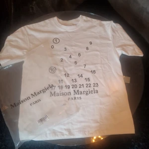 Maison Margiela vit t-shirt med tryck - Morsan handla den i Milano för typ 4 veckor sen. Passade inte mig så säljer, lär nog passa nån som är 175+