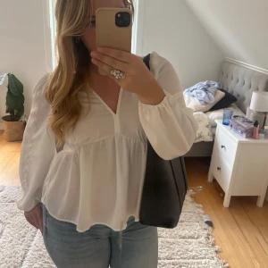 Vit blus med v-ringning och puffärm - Säljer en vit blus med v-ringning och långa puffärmar knappt använd🩷