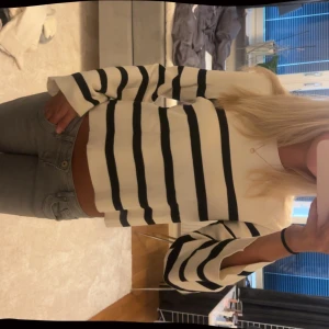 Randig tröja från & Other Stories XS - Säljer en snygg vit och svart randig tröja från & Other Stories, Stockholm Atelier. Tröjan har långärmade, lite loose ärmar. Endast använd ett fåtal gånger och i superbra skick!!💓Nypris var ca 700-800 kr