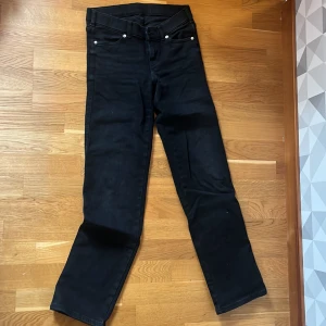 Svarta straight jeans från Dr Denim - Säljer ett par svarta jeans från Dr Denim, modellen DIXY STRAIGHT BLACK MIST. De har klassisk femficksdesign, raka ben och normal passform. Materialet är mjukt och stretchigt jeans, perfekt för en chill och stilren look. Storlek S/32 och passar bra i längd på mig som är 165cm. Nypris 699