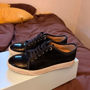 Lanvin - Storlek 43. Skorna är i okej skick, finns skador men inget som påverkar funktionen. Sulorna är relativt vita bara lite smutsiga som lätt går bort vid en tvätt. Kvitto finns! 