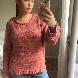 Stickad tröja Acne Studios lila/orange - Säljer en stickad tröja från Acne Studios i storlek S. Tröjan har en loose passform, rund hals och är långärmad. Färgen är en cool mix av lila och orange som ger ett unikt uttryck. Perfekt för dig som gillar statement-plagg och vill sticka ut lite extra.