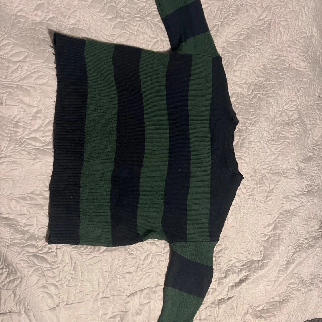 Randig stickad tröja i grönt och svart