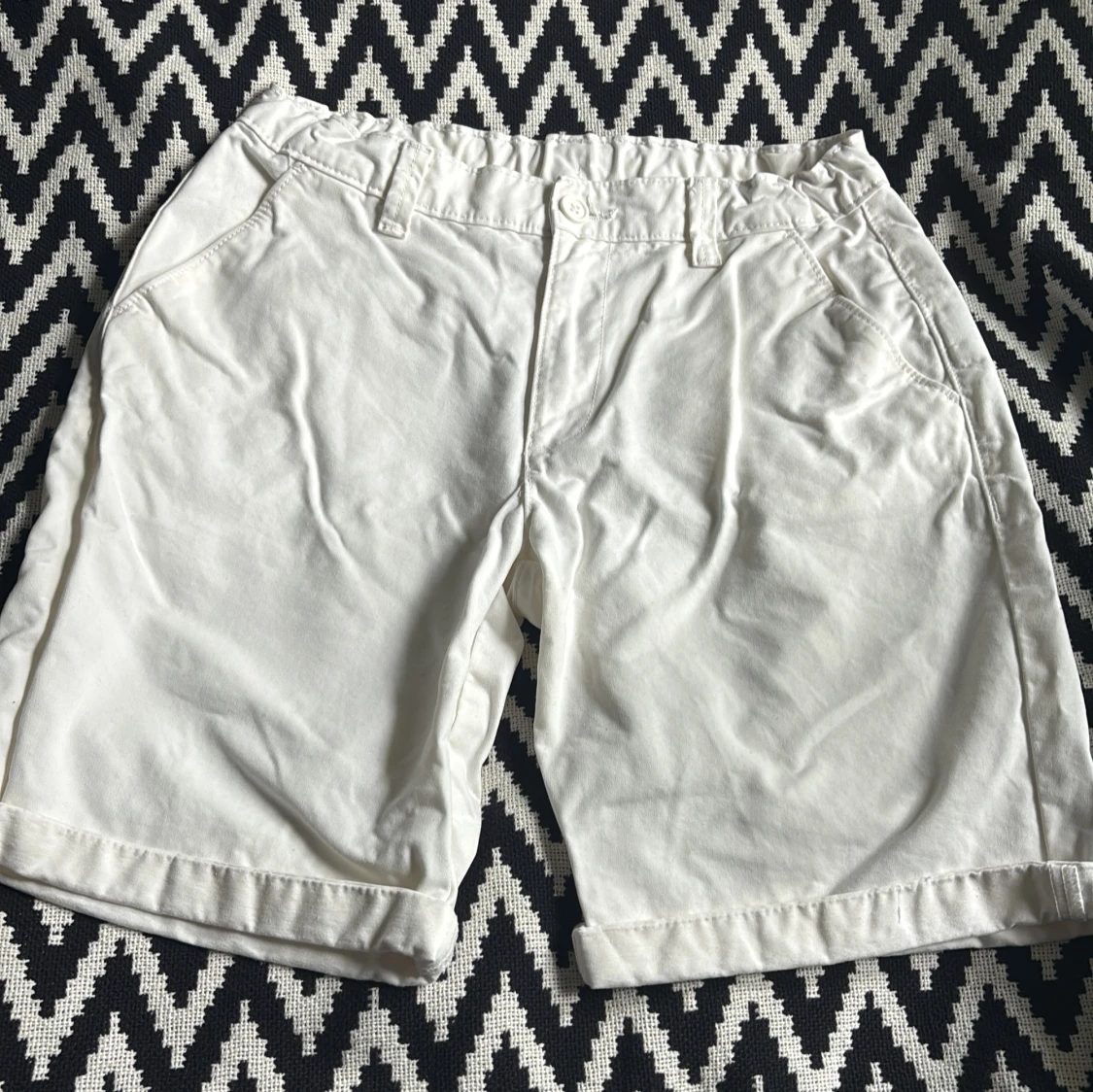 Vita bomullsshorts med justerbar midja