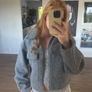 Grå teddyjacka från Zara - Säljer en till teddyjacka från Zara men nu i grå färg,med croppad passform och stora bröstfickor. Jackan är nästan helt oanvänd och säljs också för att den aldrig kommit till andvändning, den är i storlek M och är verkligen så snygg🙌😍