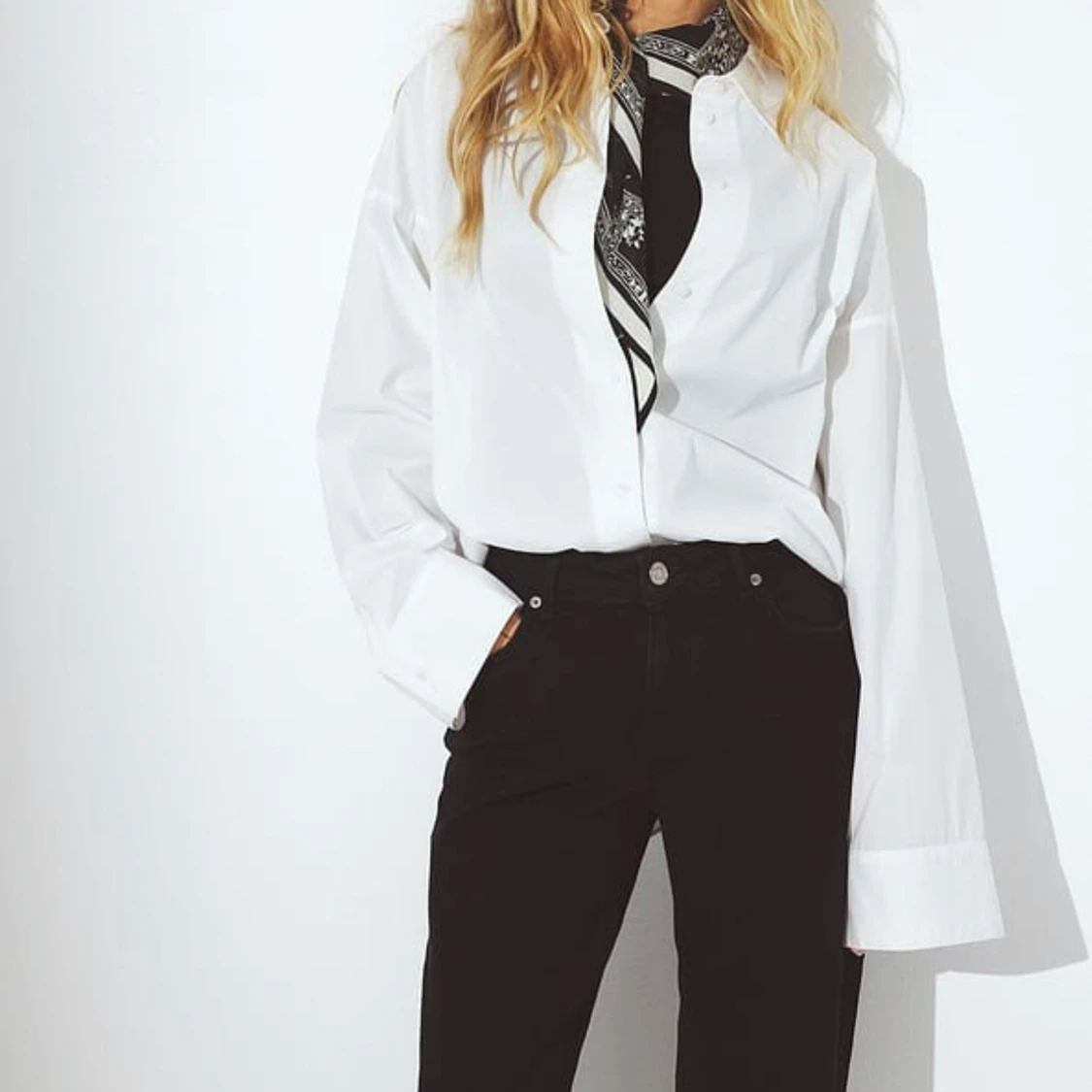 Vit oversized skjorta med knappar - 1