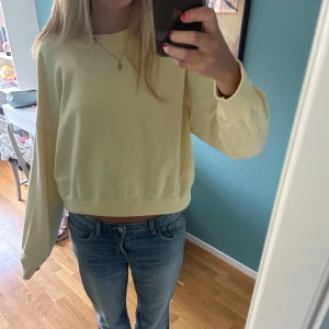 Ljusgul stickad tröja från Zara - Assnygg ljusgul tröja från Zara! Strl: M