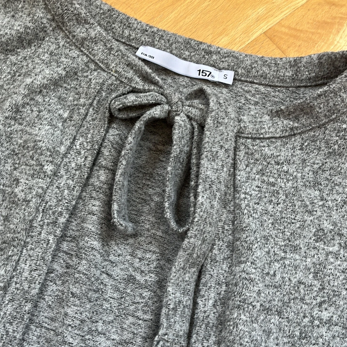 Grå kofta med knyt  - 1