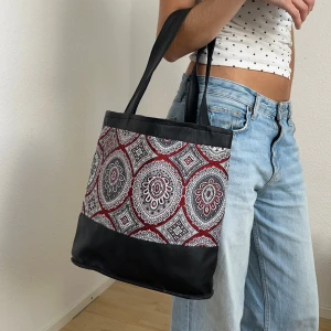 Mönstrad shoppingbag - Unik mönstrad shoppingbag, tillför en extra touch till outfiten