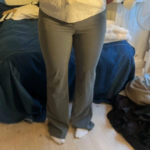 Grå kostymbyxor med bootcut - Snygga grå kostymbyxor med bootcut-snitt och medelhög midja. Gott skick! Från weekday 