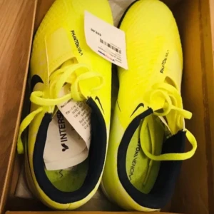 Fotbollsskor  - fotbollsskor i en riktigt skarp gul färg med svarta detaljer och snörning. Skorna har en rund tå och är designade för att ge grym precision på planen. Ovandelen är tillverkad i syntetmaterial för lätt känsla och bra grepp. Köpt från Intersport storlek är 36/37! Helt ny aldrig används fortfarande i förpackning. Ordinarie pris= ca 670 kr! 