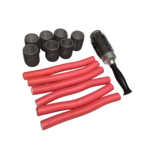 Set med hårborste och rosa hårspolar - Rundborste (fönborste) Hårrullar (hårspolar 7 st) Böjbara hårspolar 6 st  Allt ingår.   Skick: använda men i gott skick. Några mindre fläckar på de rosa rullarna. 