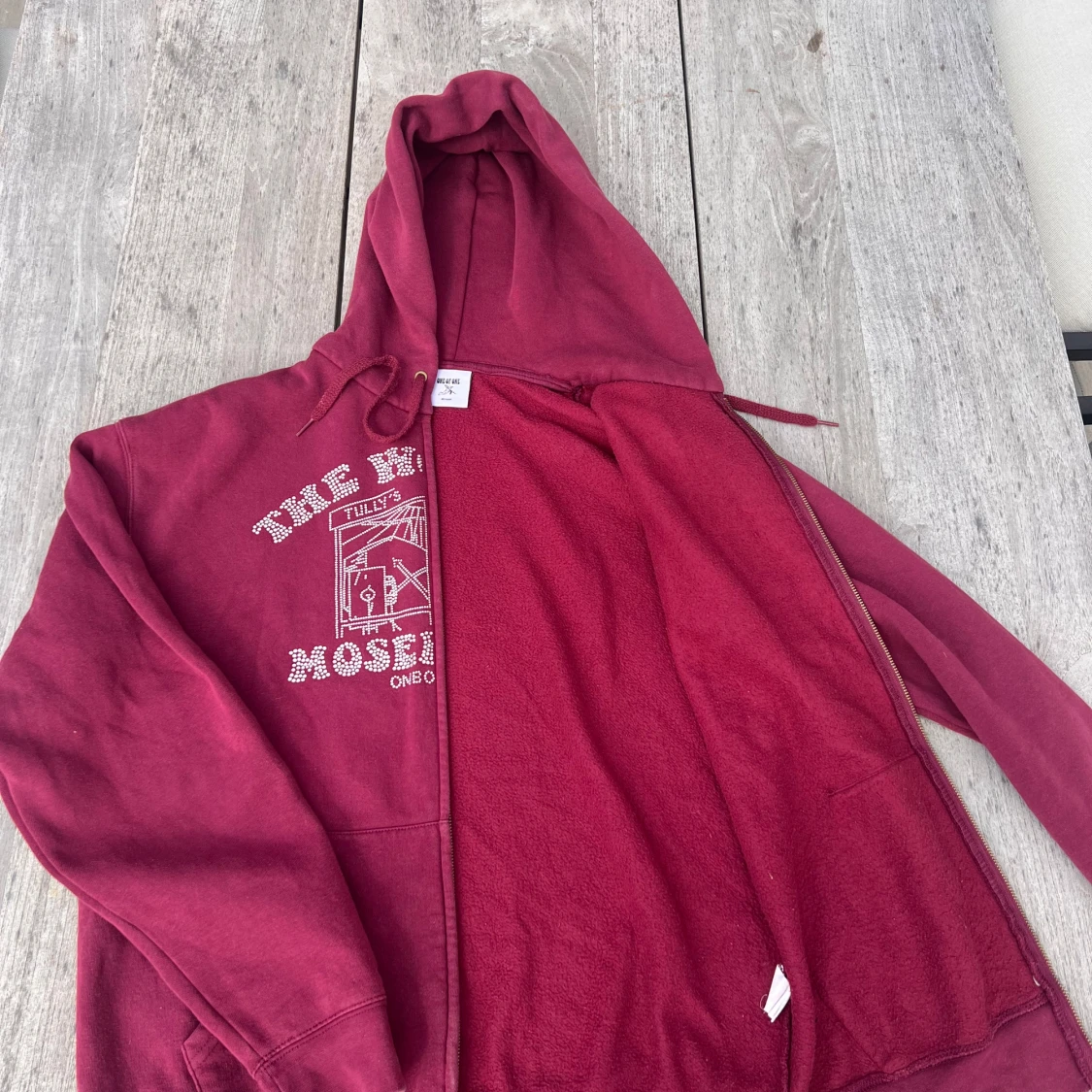 Vinröd hoodie från One of One - 2