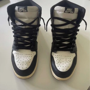 Jordan 1 Dark Mocha - Hej, säljer nu ett par aj1 Dark mocha eftersom dem ej kommer till användning längre tyvärr men dem är i ett väldigt bra skick👍🚚