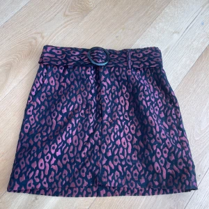 Leopardmönstrad kjol - Leopardmönstrad kjol, har dock nästan bara använt den som topp. Storlek M men passar S från forever 21