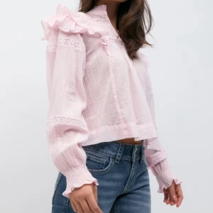 Rosa blus  - Säljer nu min super söta blus ifrån Gina Tricot, ej använd utan bara testad på. Köptes från barnavdelningen och är i storlek 158/164. 